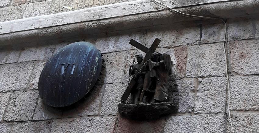 41 - Stacja VI - św. Weronika ociera Jezusowi twarz.jpg