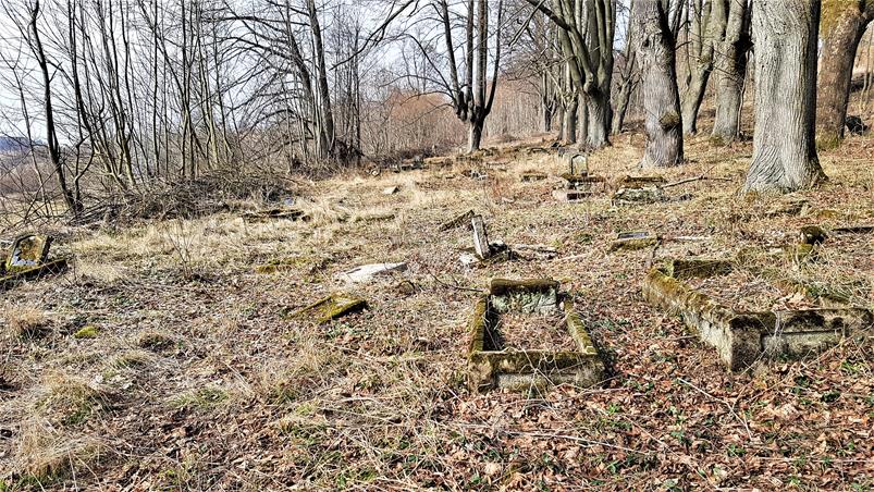 Stary cmentarz w Sierpnicy (4).jpg