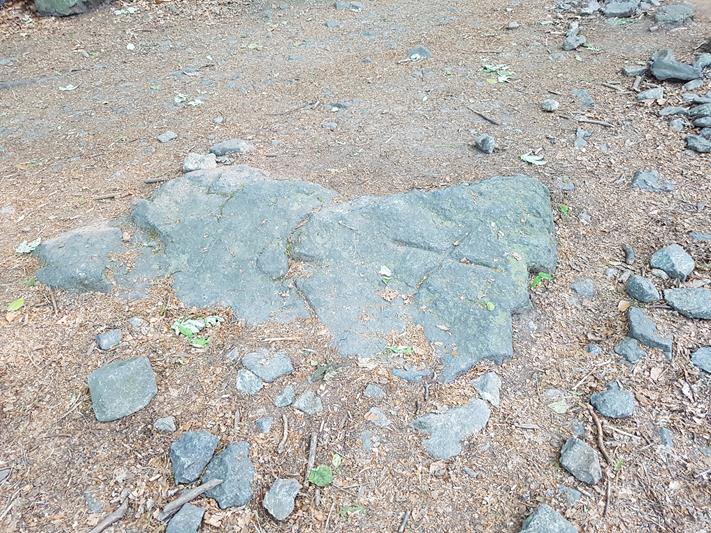 Kamienny krzyżyk w skale (2).jpg