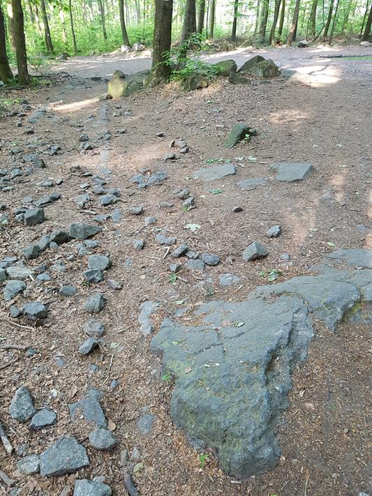Kamienny krzyżyk w skale (4).jpg