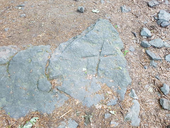 Kamienny krzyżyk w skale (5).jpg