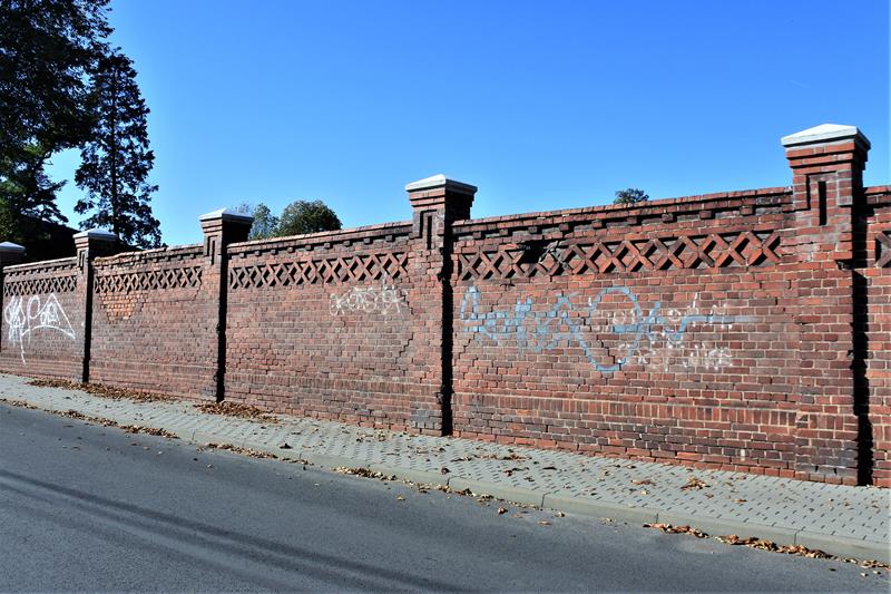 Mur cmentarny (6).JPG
