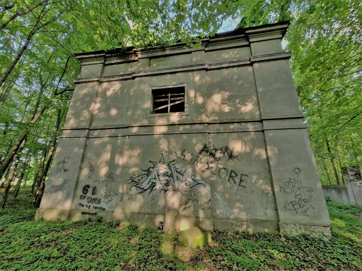 Goszcz - mauzoleum (4).jpg