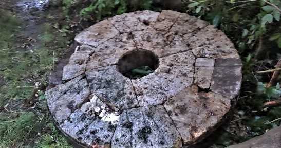 Kamień młyński z wiatraka - koźlaka (1).jpg