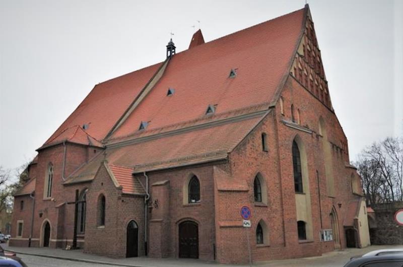 Kościół Matki Bożej Częstochowskiej w Lubinie - wydrapki (1).JPG