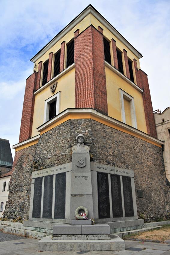 Dzwonnica z pomnikiem (1).JPG