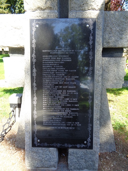 N Sacz stary cmentarz jedna z tablic upamietniajacych rozstrzelanych.JPG