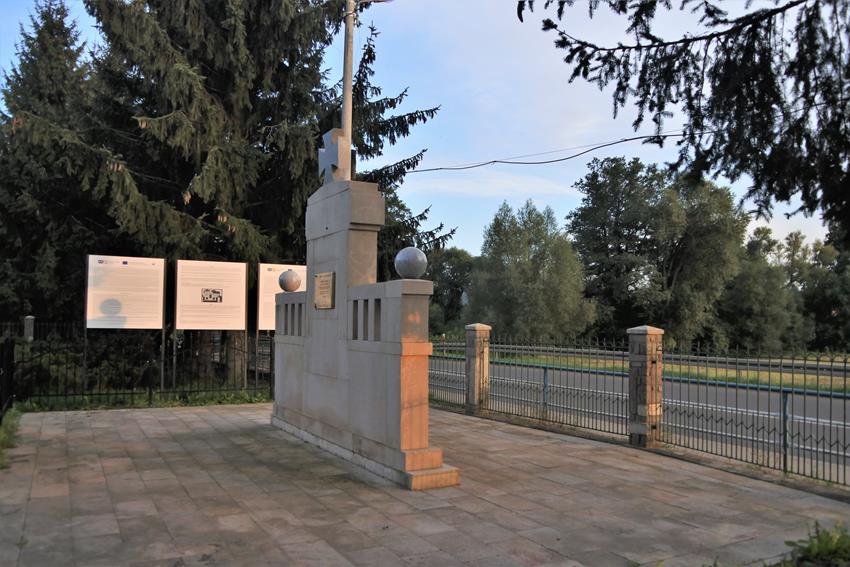 Pomnik Poległych  (2).JPG