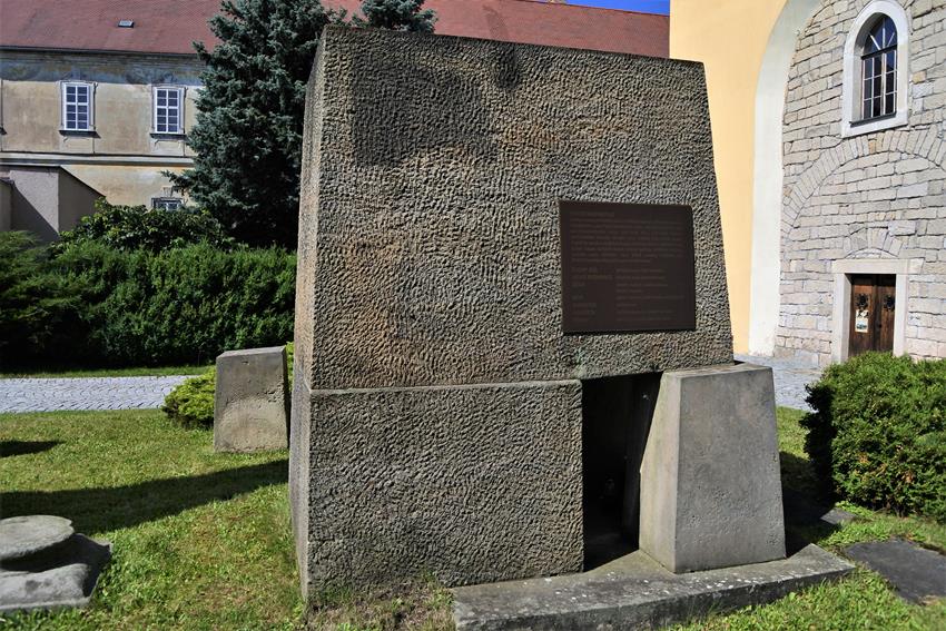 Na cmentarzu w Police nad Metují (2).JPG
