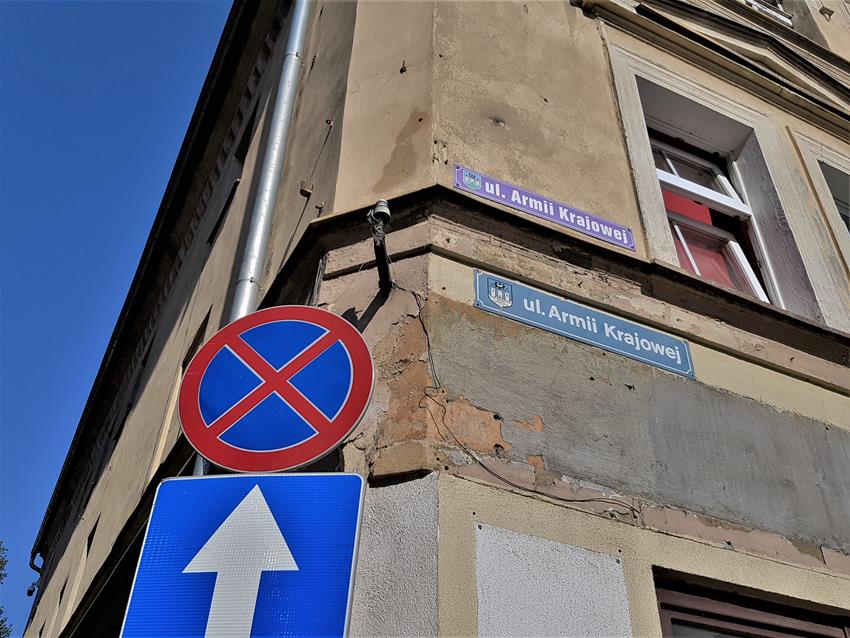 Róg ulicy Armii Krajowej z ulicą Ciasną (3).jpg