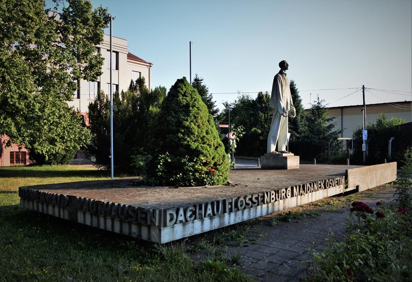 Pomnik mieszkańców - ofiar II Wojny Światowej (1).JPG