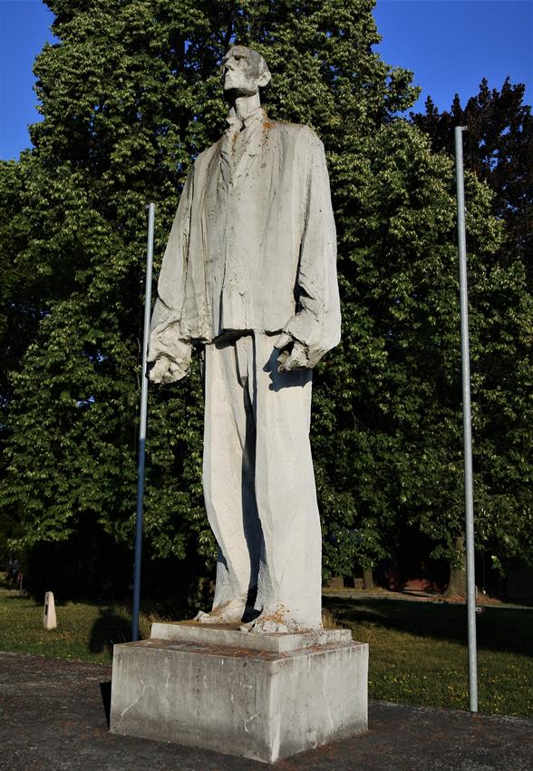 Pomnik mieszkańców - ofiar II Wojny Światowej (8).JPG