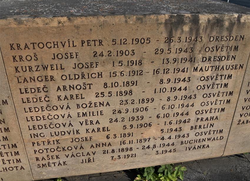 Pomnik - lista ofiar (5).JPG