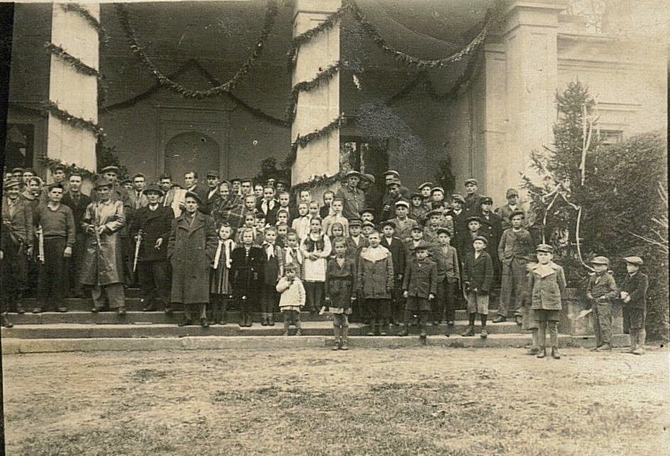 Brygada parceluiacych z mieszkancami Bilczyc na schodach tarasu dworskiego w 1945 r.JPG