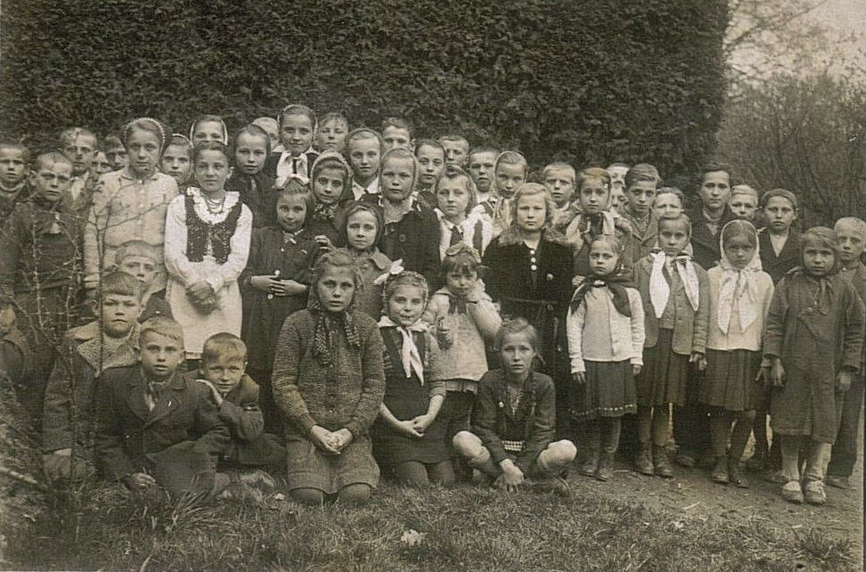 Dzieci szkolne w 1945 r.JPG