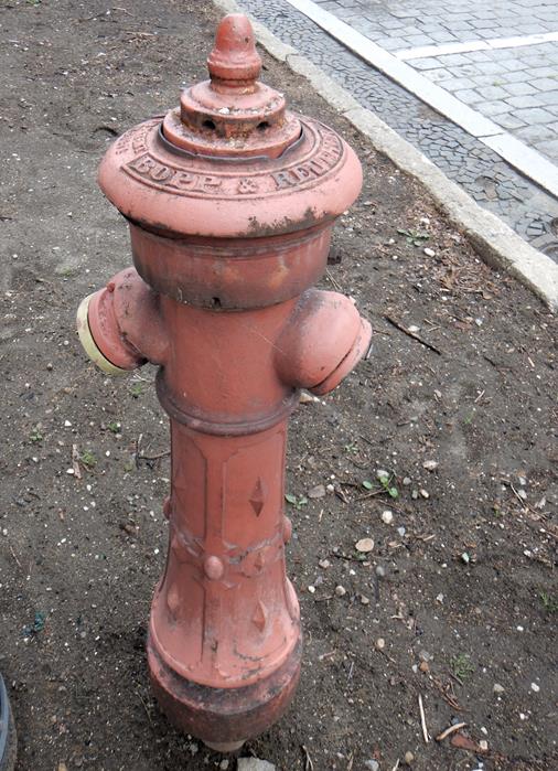 Hydrant przy banku (2).JPG