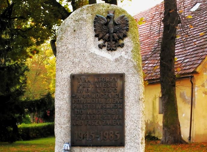 Lubomierz - pomnik zwycięstwa nad faszyzmem (2).JPG