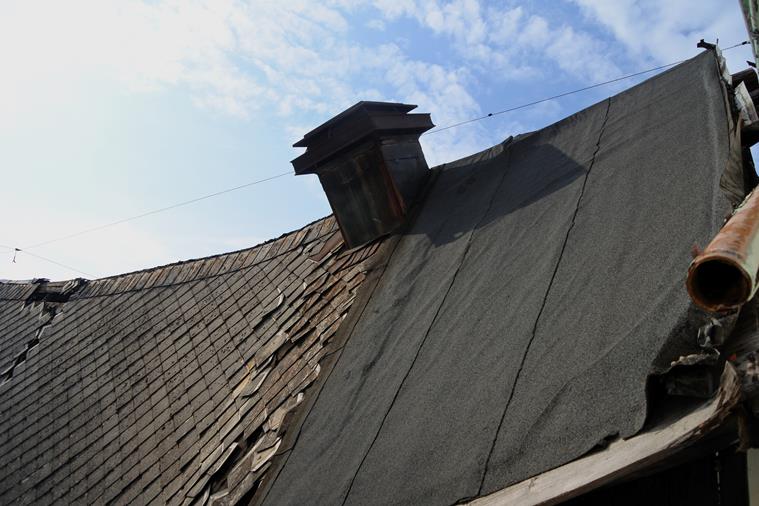 Zawalony dach kryty łupkiem (3).JPG