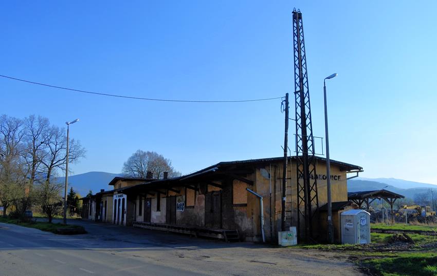 Stacja kolejowa i dworzec (1).JPG