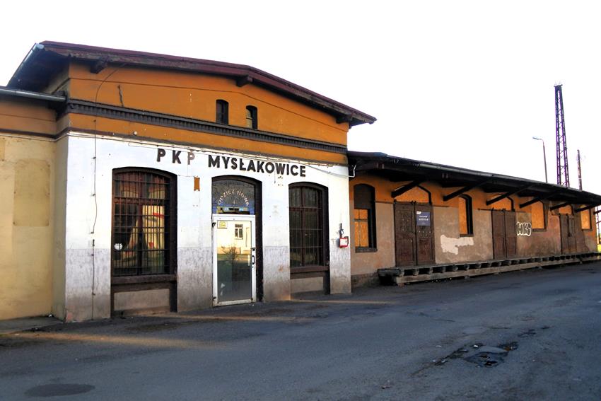 Stacja kolejowa i dworzec (4).JPG