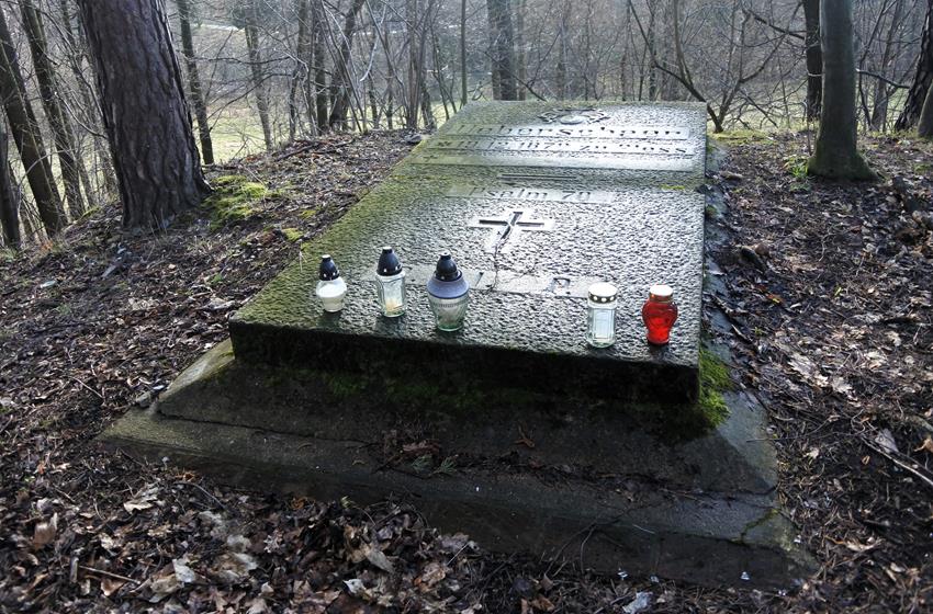 Samotny grobowiec (2).JPG
