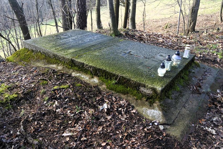 Samotny grobowiec (4).JPG