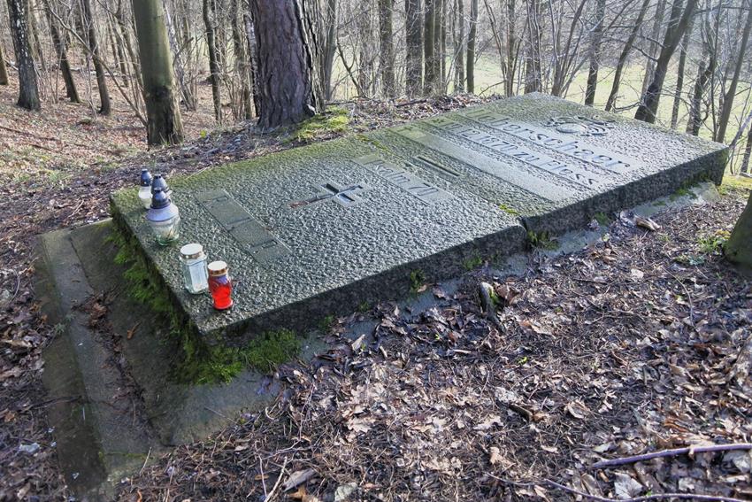 Samotny grobowiec (5).JPG