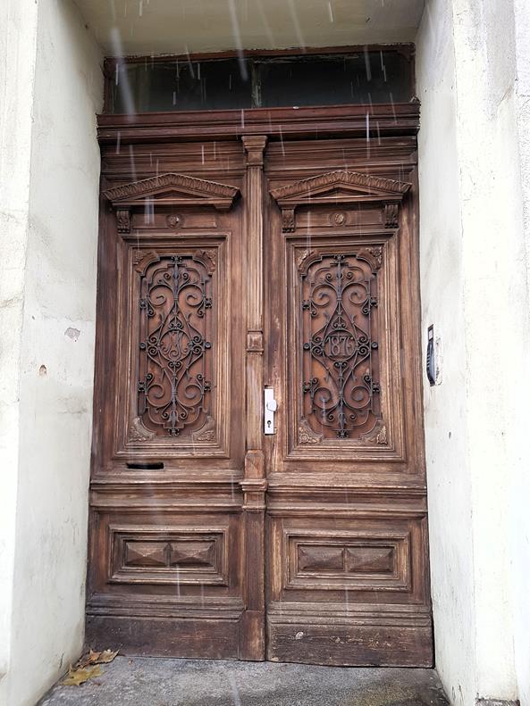 Stare drzwi do kamienicy (1).jpg