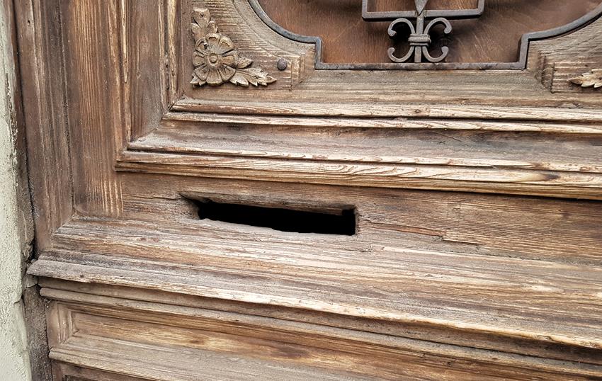 Stare drzwi do kamienicy (4).jpg