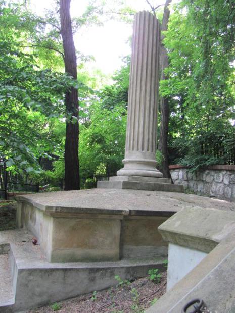 Grobowiec Zollów z charakterystyczną kolumną.JPG