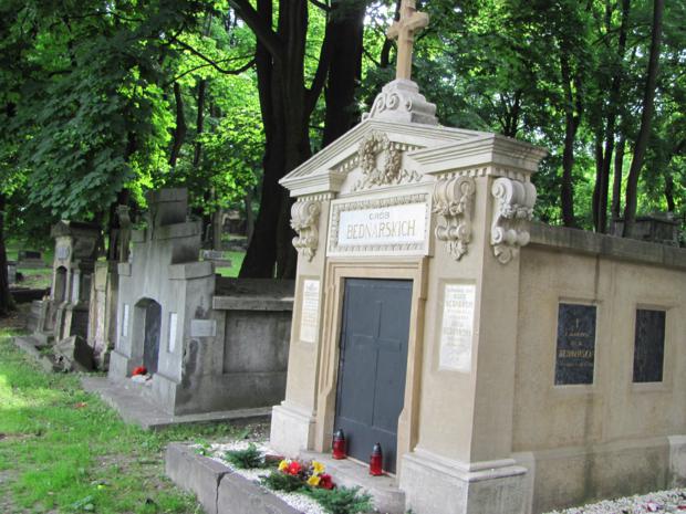 Odrestaurowany grób rodziny Bednarskich.JPG