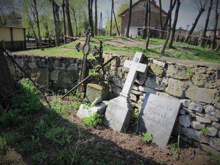 Stary cmentarz w Dziećkowicach (8).JPG