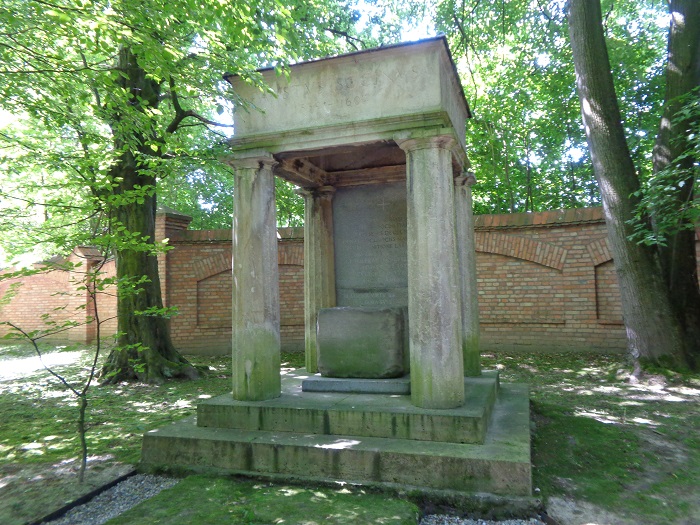 Luslawice dwor mauzoleum.JPG