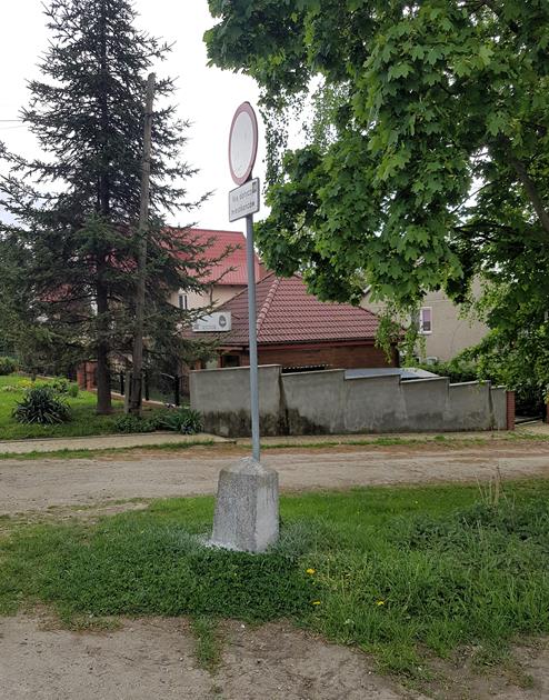 Niemcza - kamień drogwy przy ulicy Bolesława Chrobrego (4).jpg