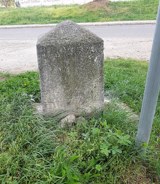 Niemcza - kamień drogwy przy ulicy Bolesława Chrobrego (5).jpg