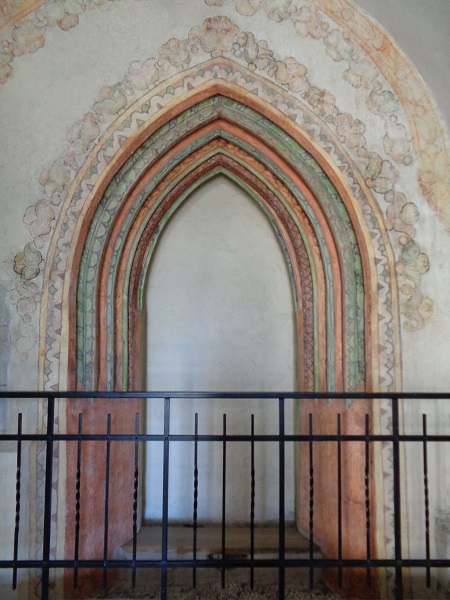 Jedrzejow klasztor portal gotycki.JPG