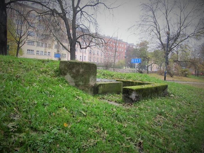 Kraków - schron w Parku Krakowskim (6).jpg