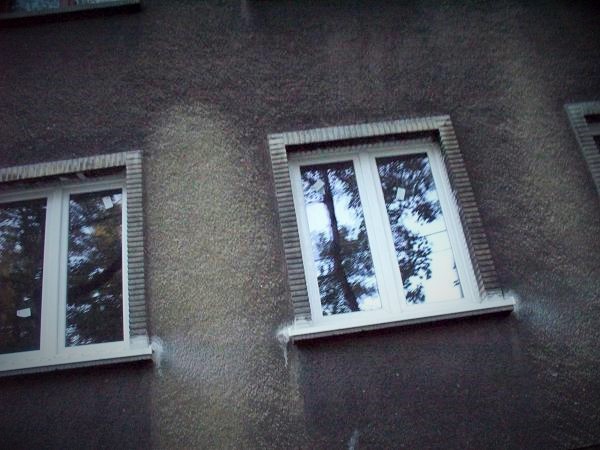 Miejsce zbrodni i świeżo wymienione okna.JPG