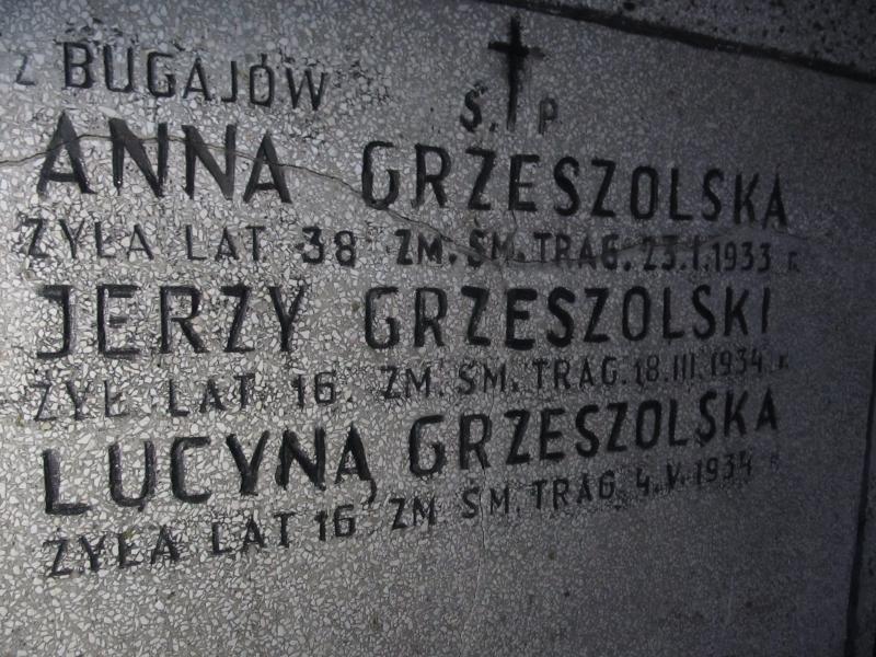 Tablica nagrobna rodziny Grzeszolskich - matki i dwójki dzieci.jpg