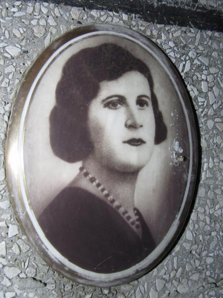 Anna Grzeszolska, pierwsza żona inżyniera Pawła Grzeszolskieg - medalion nagrobny.jpg
