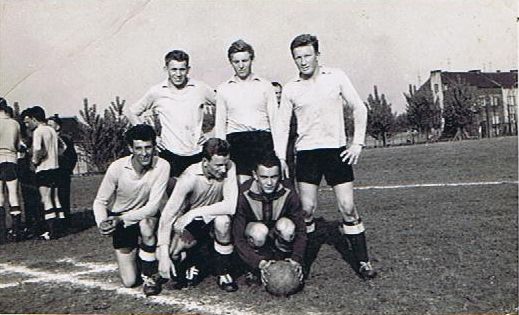 Stoja od lewej, Kazimierz Sitko, Mieczysław Pawlik, Mieczysław Chwajoł, klecza Stanisław Danek, Kazimierz Matuszyk i Leszek Chanek.jpg