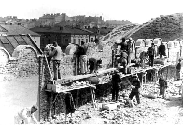 Mury getta krakowskiego podczas  budowy od strony Krzemionek.jpg