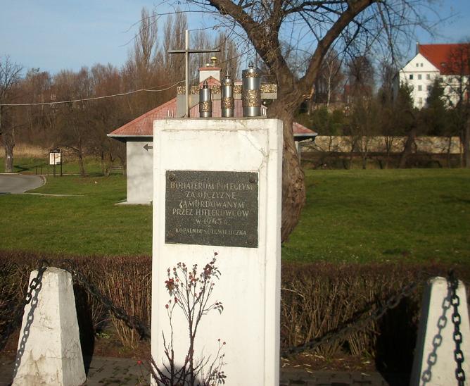 72 rocznica barbórkowej egzekucji w Wieliczce - pomnik przed uroczystością.JPG