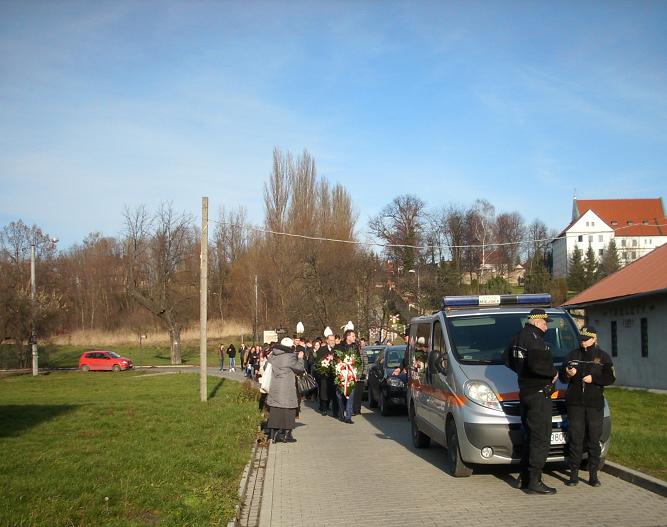 72 rocznica barbórkowej egzekucji w Wieliczce - uczestnicy uroczystości w drodze pod pomnik.JPG