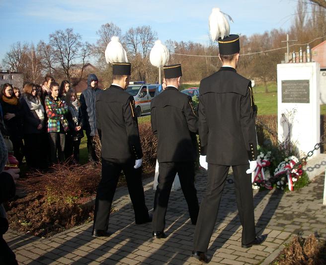 72 rocznica barbórkowej egzekucji w Wieliczce - delegacja Kopalni Soli w Wieliczce.JPG