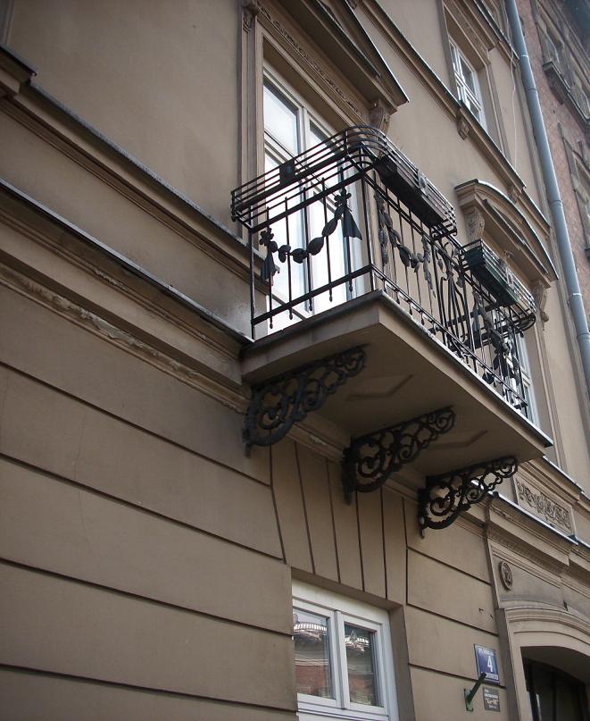 2. Balkon z motywem menory - Kraków Pl. Matejki.JPG