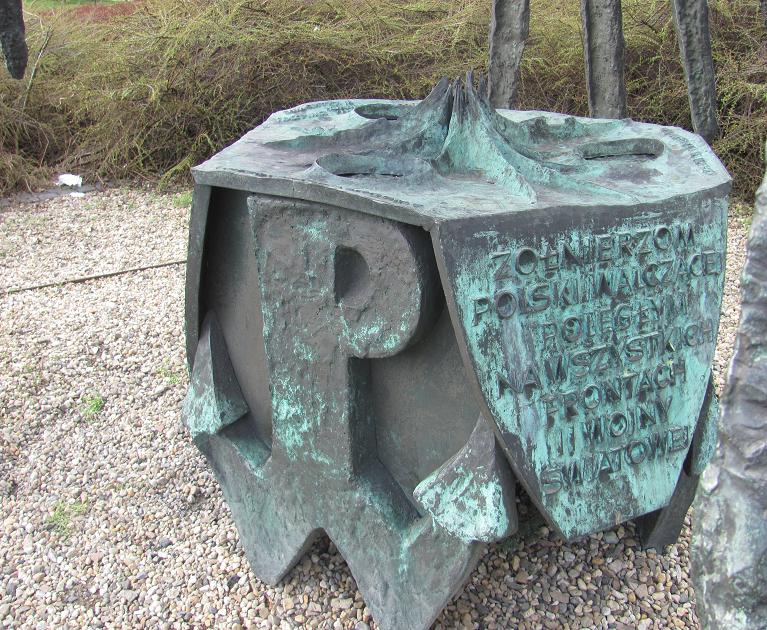 Pomnik PW - fot. 1.JPG