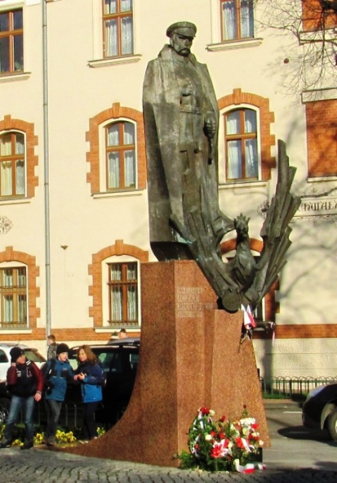 09. Pomnik Piłsudskiego.JPG