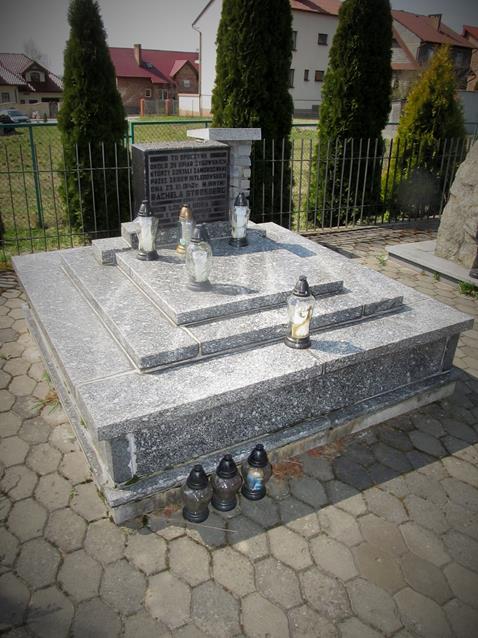 Pomnik na cmentarzu (5).jpg