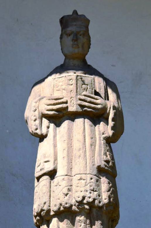 5. Figura ksiedza Ludwika Kusionowicza na Ogrojcu prezbiterium kościoła w Gdowie.jpg